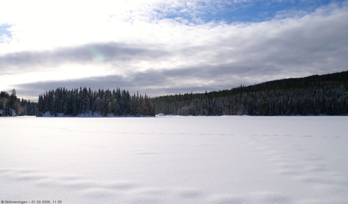 Skydekket sprekker opp ved Plassedammen