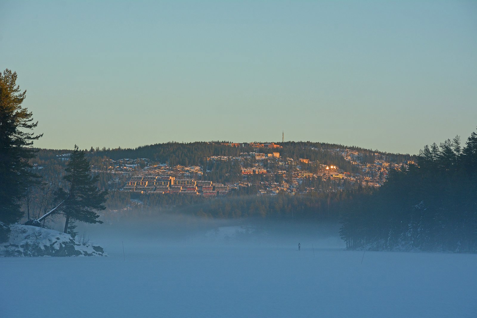 Skygge på Østernvann, sol i Holmenkollåsen