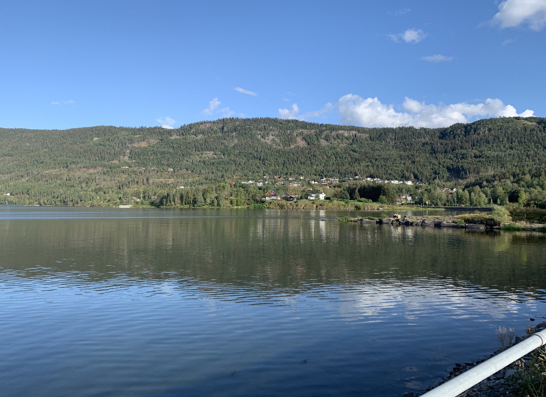 Slettøya - Steinsfjorden - Krokskogryggen i klarvær om høsten