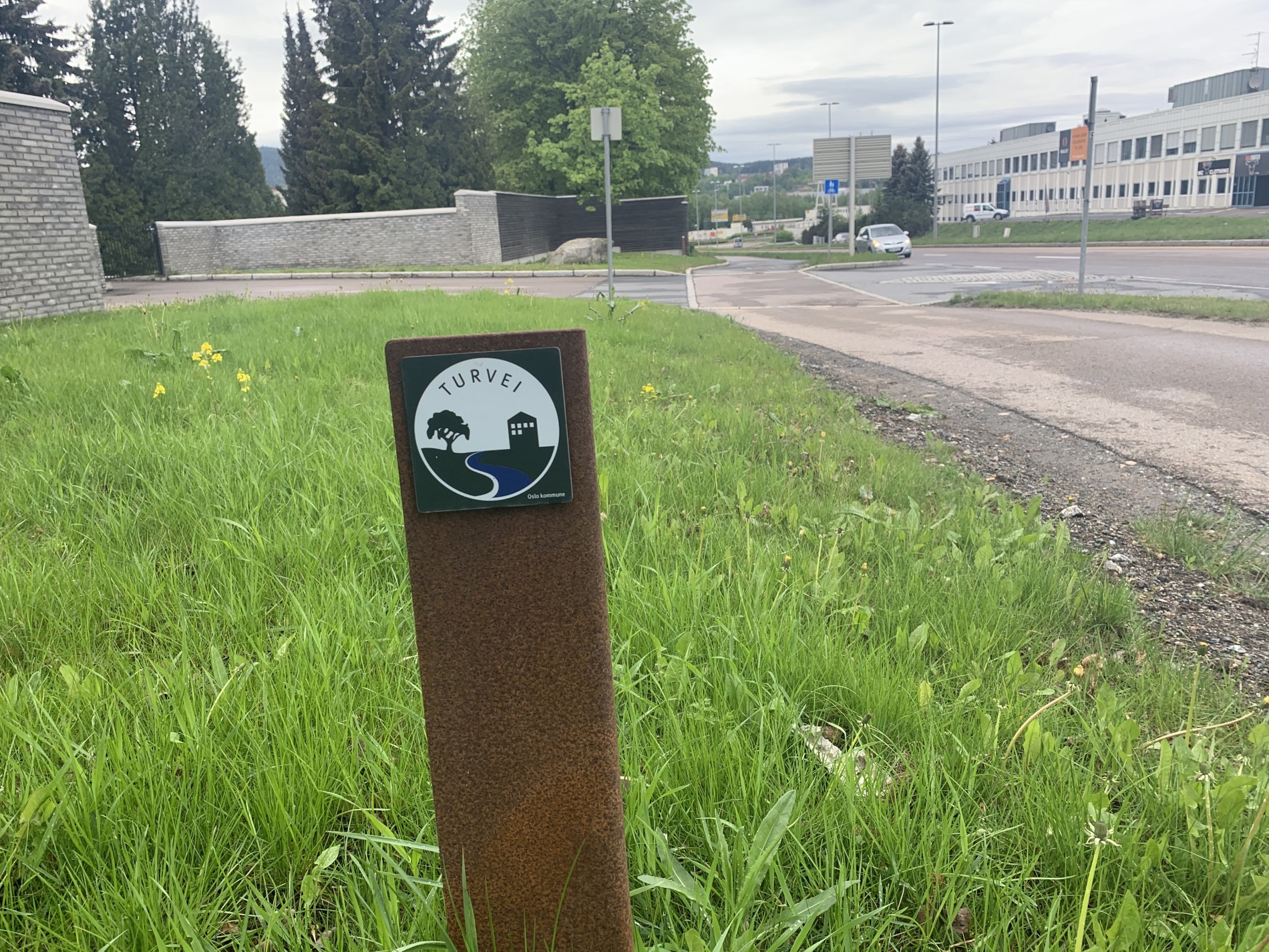 Små dvergskilt viser vei