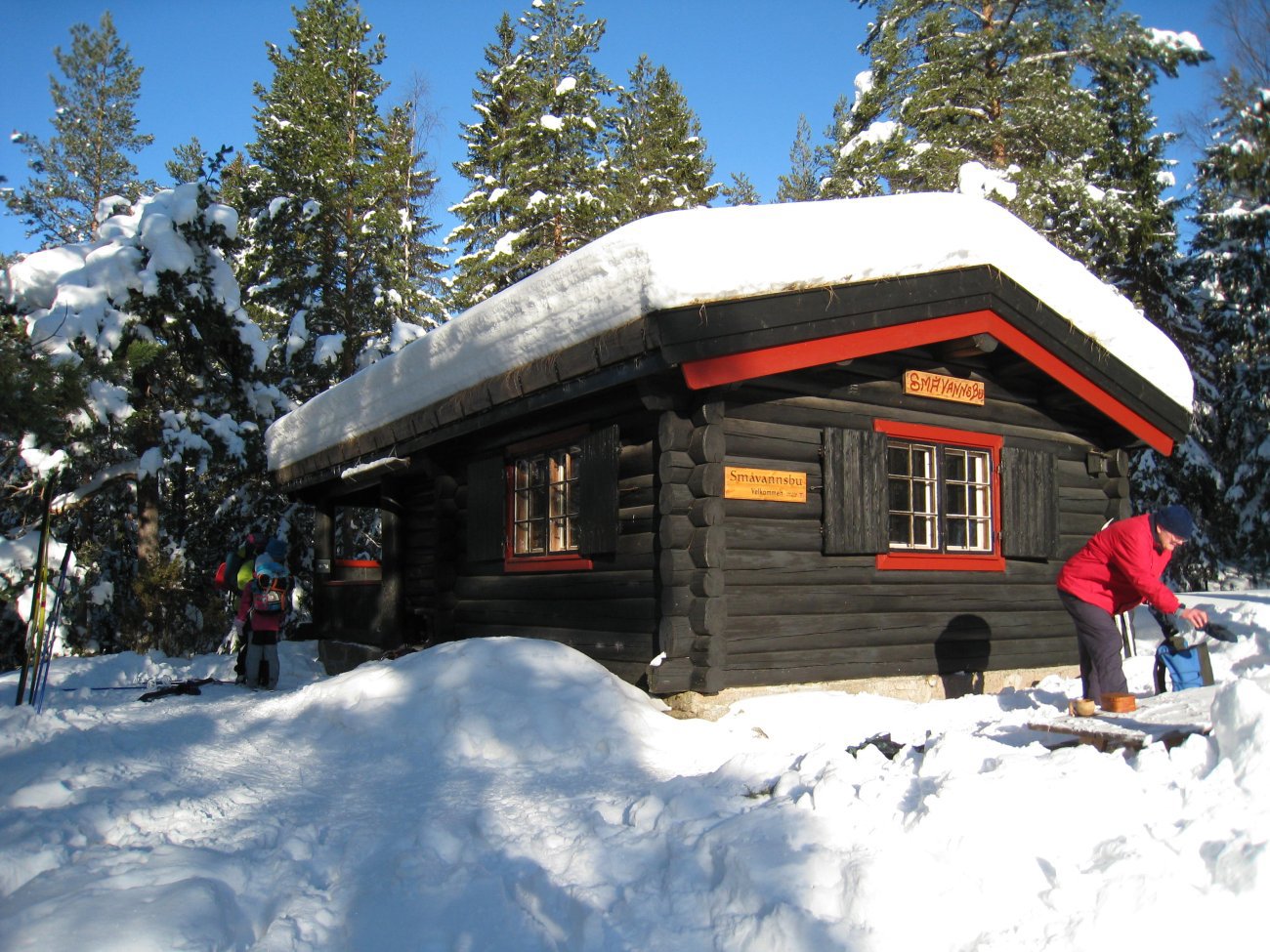 Småvannsbu i vinterskrud