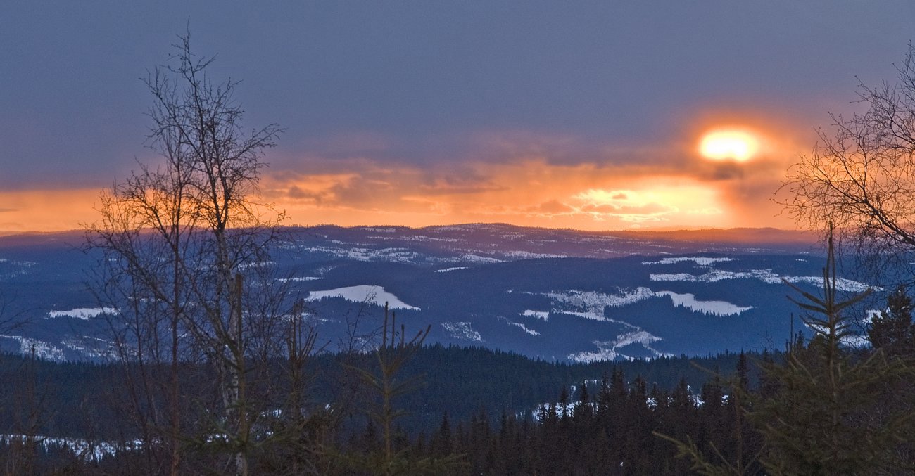 Solnedgang på en overskyet kveld ved Dølsætra