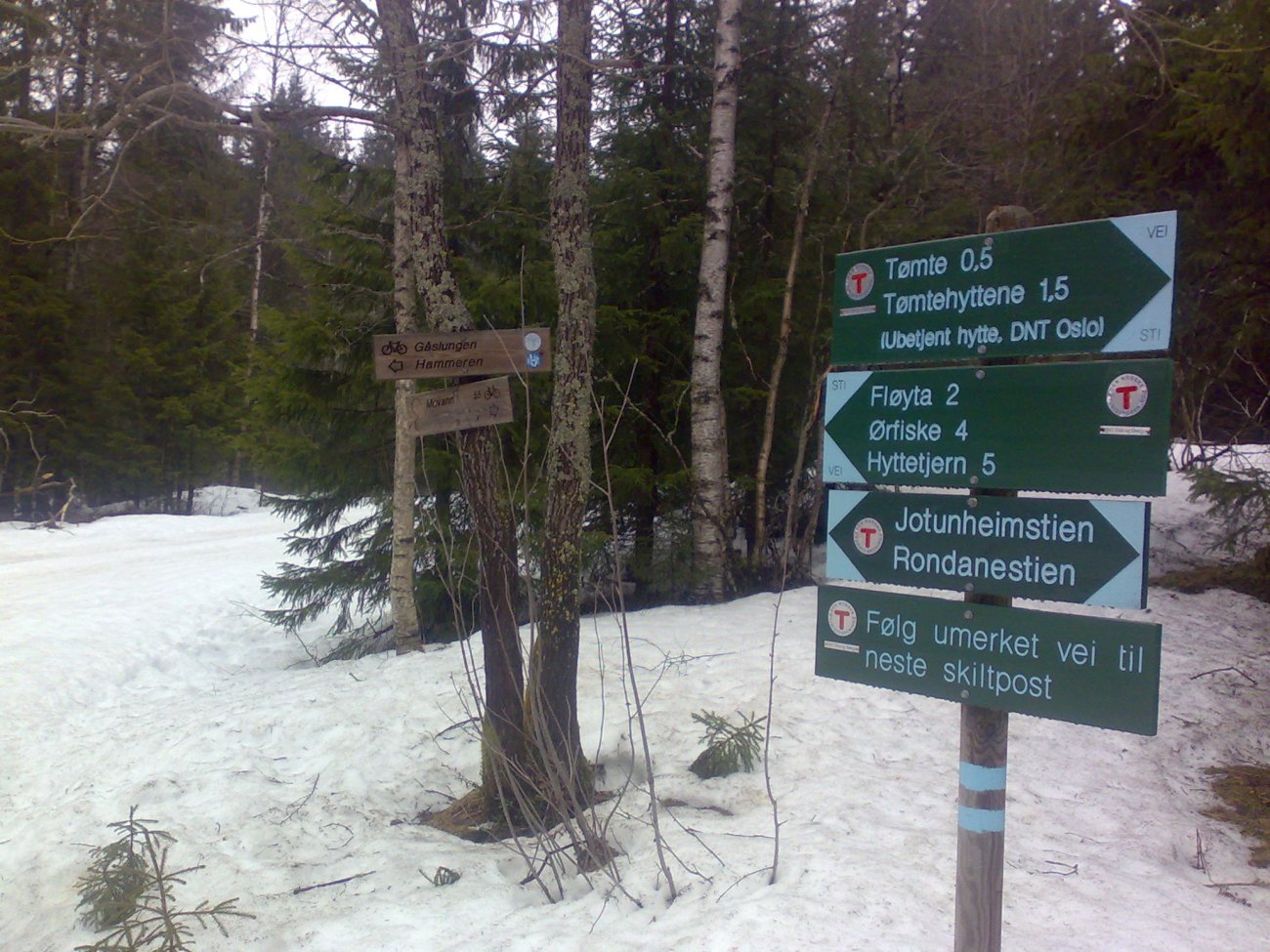 Sommerlig skilting men vinterlig grunn