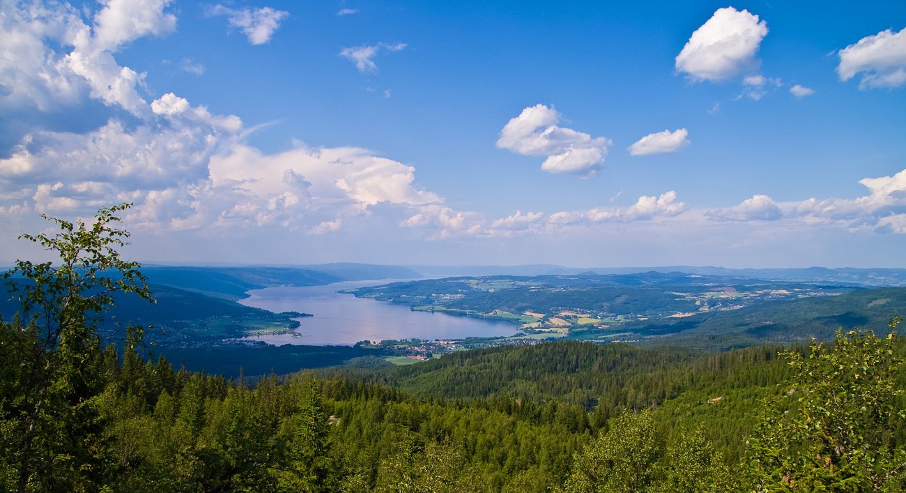 Sommerskyer over Randsfjorden