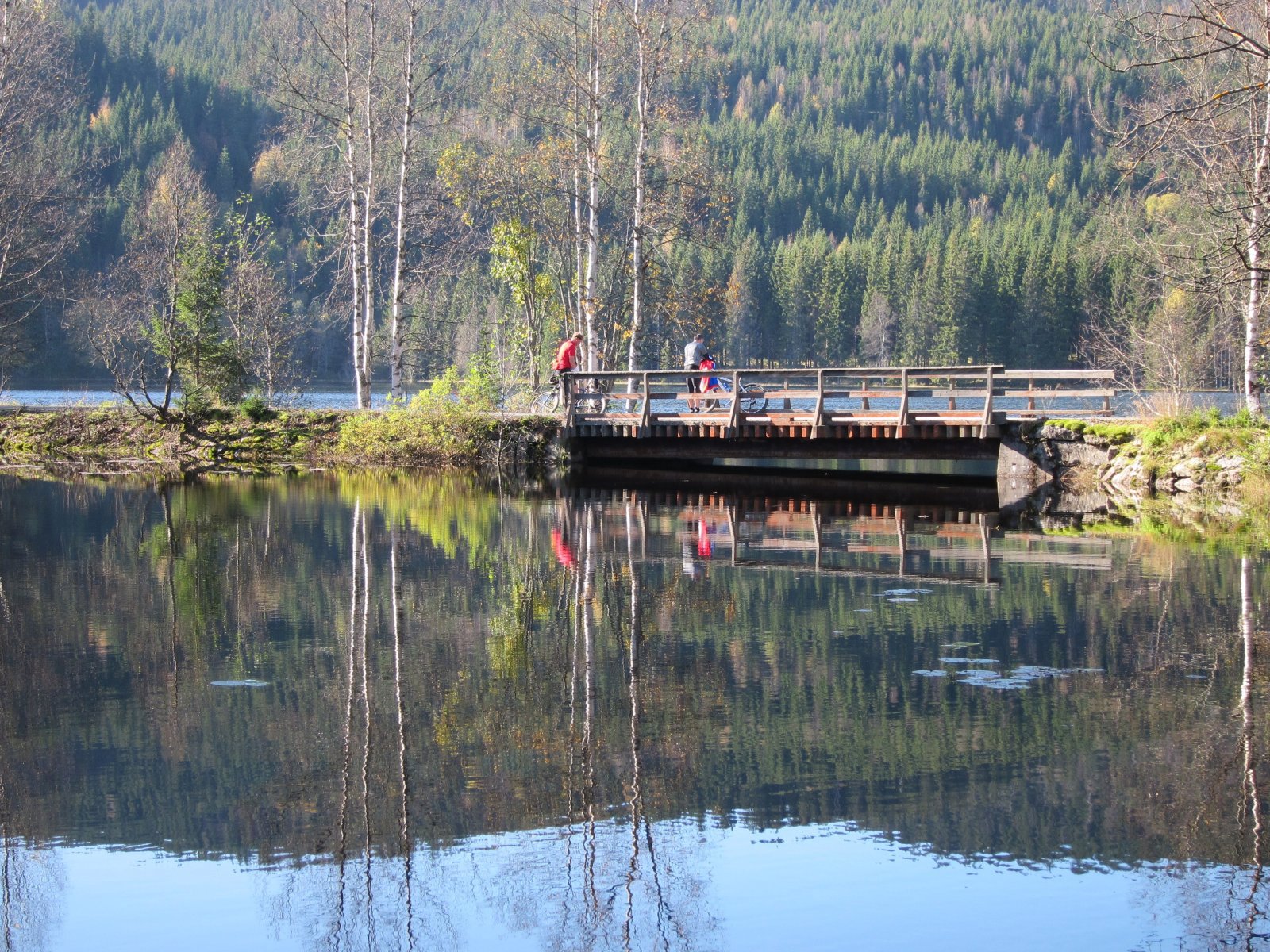 Speilblank dag ved Kringla