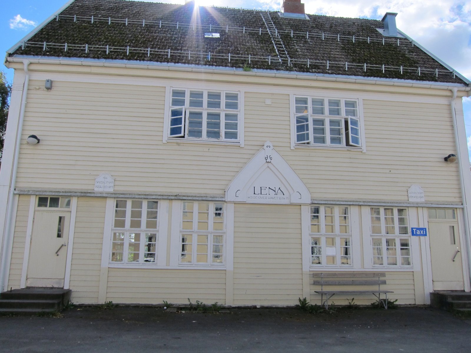 Stasjonsbygningen på Lena