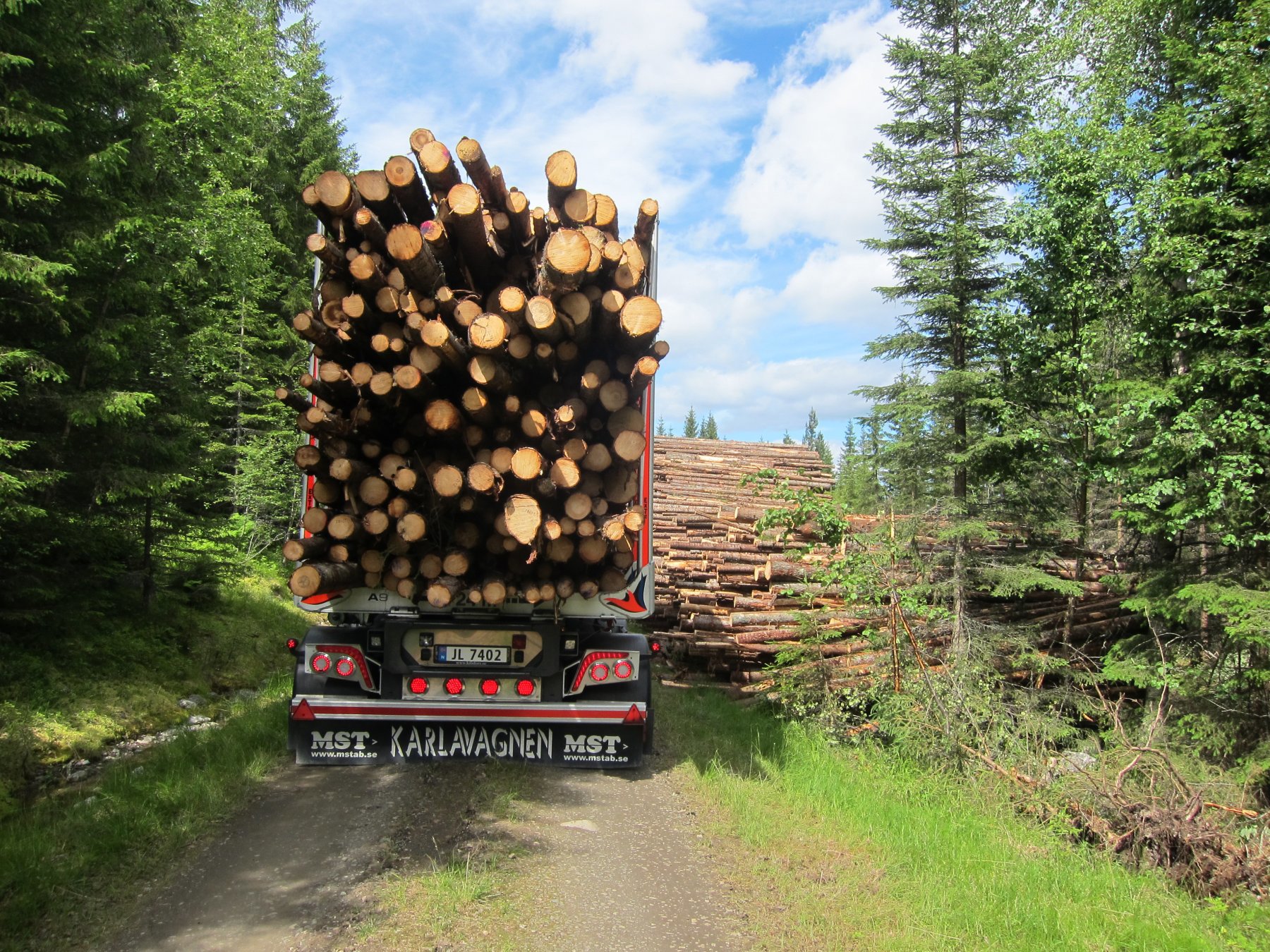 Stor bil på smal veg