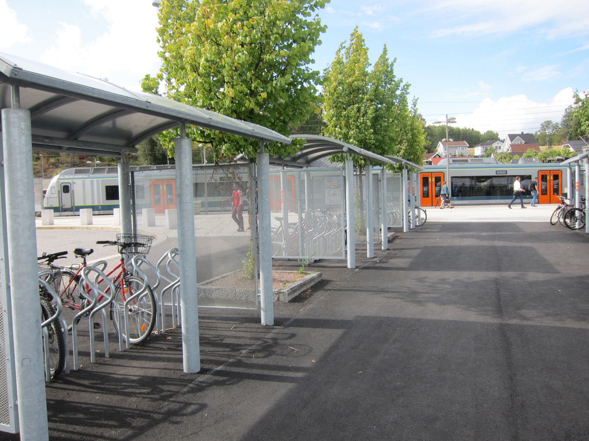 Sykkelparkering under tak ved Strømmen stasjon