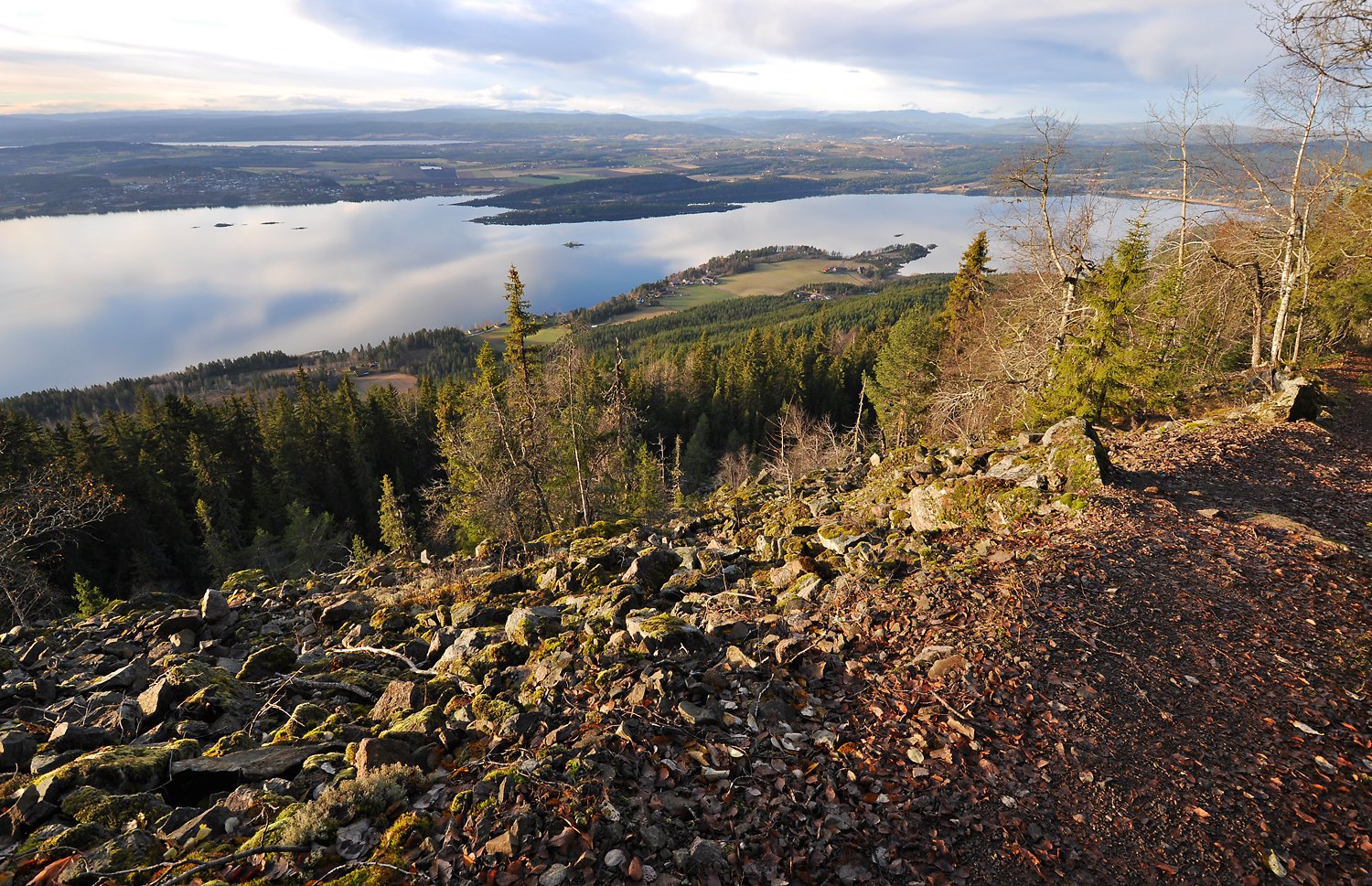 To overlevende stabbesteiner