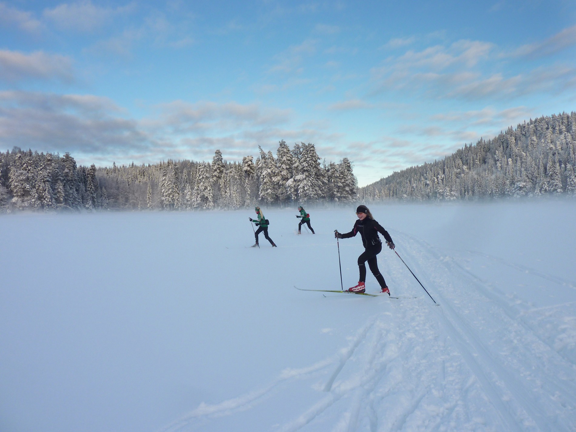 Tre spreke skijenter på Skålsjøen