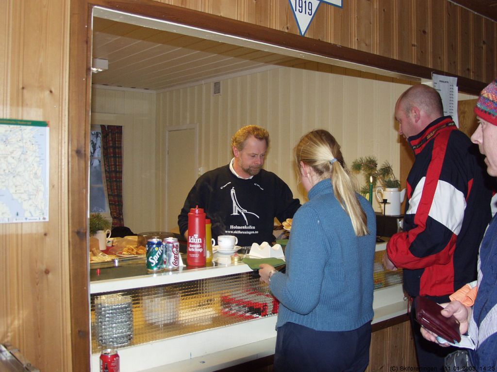 Trygve Rud er løypebas i Kjekstadmarka, men tar også i et tak bak disken på ROS-hytta