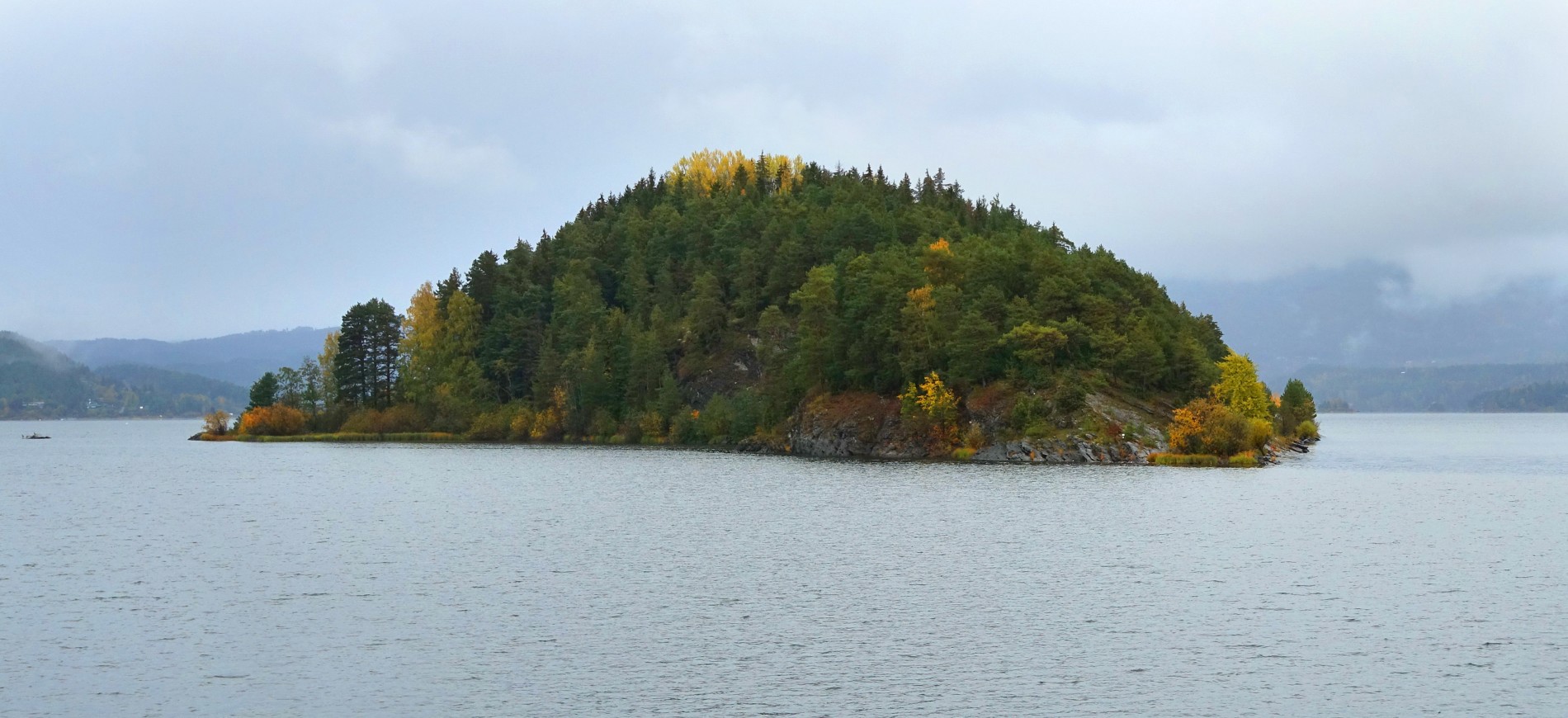 Tunge, lave skyer over Braksøya Naturreservats gule topp
