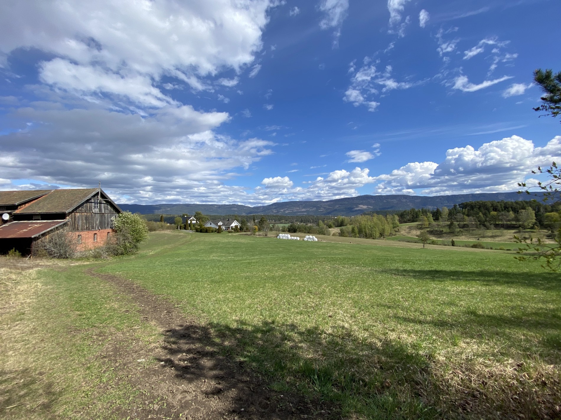Utsikt fra Berger mot Krokskogens rygg og Hurumåsen
