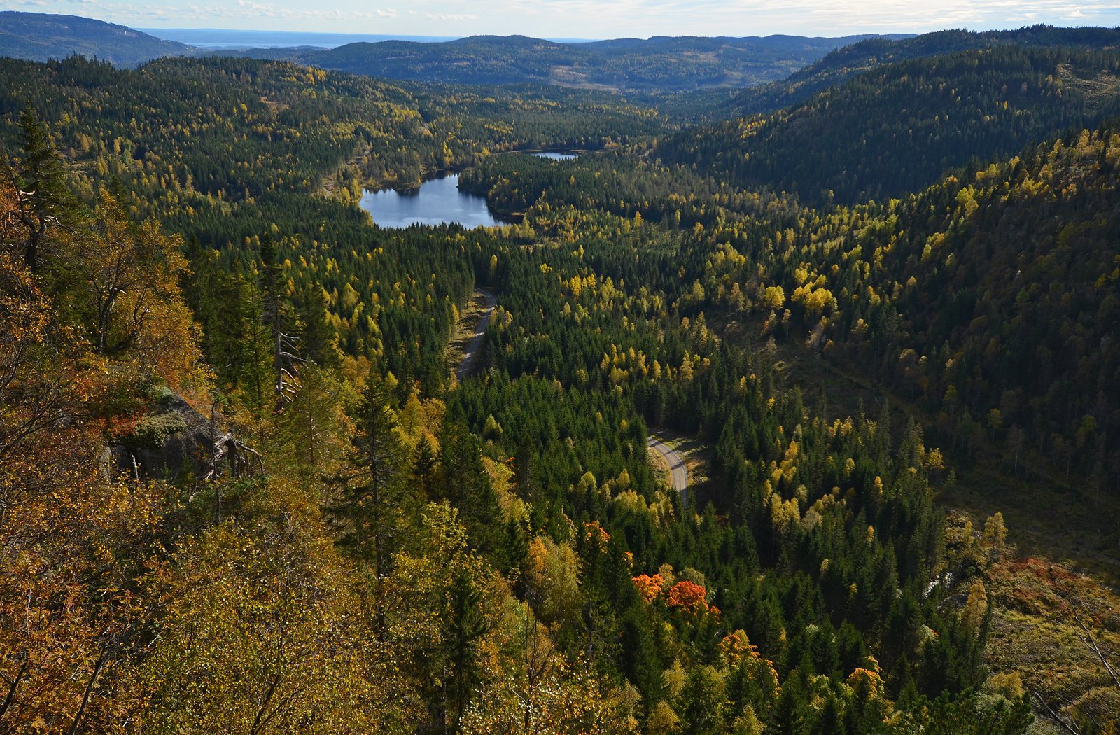 Utsikt mot syd 'fra Hornet i Sørkedalen: Lysedammene, litt Sørkedal og Oslofjorden
