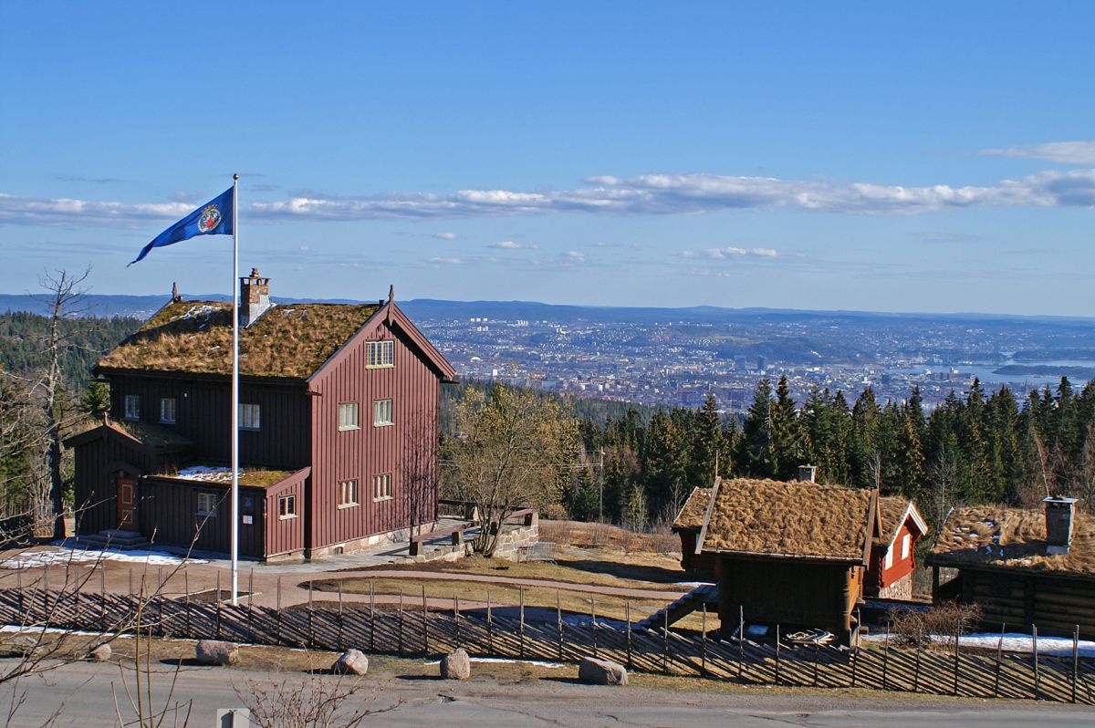 Utsikt over Oslo ved Heftyevillaen på Frognerseteren