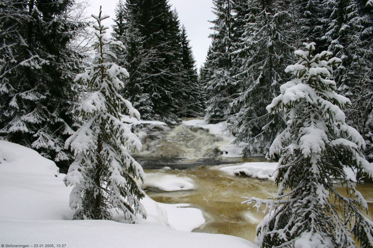 Vann gjennom is og snø