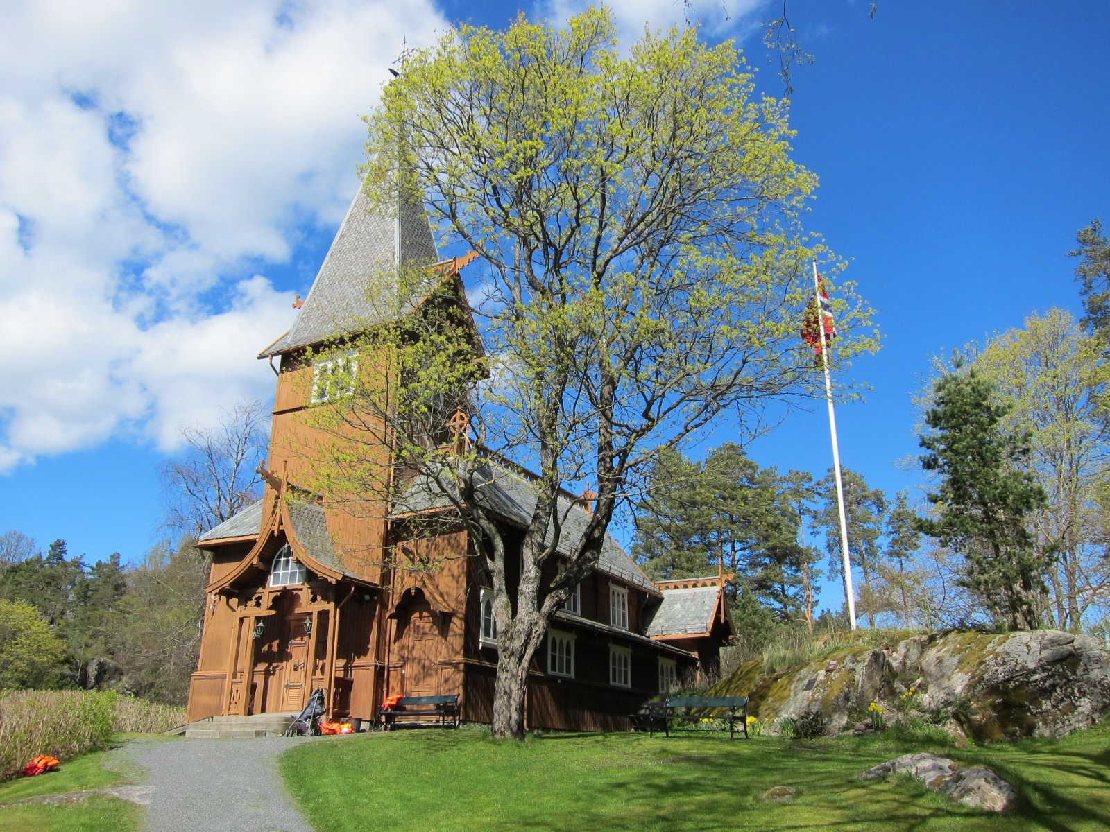 Vårgrønt ved Hvitsten kirke