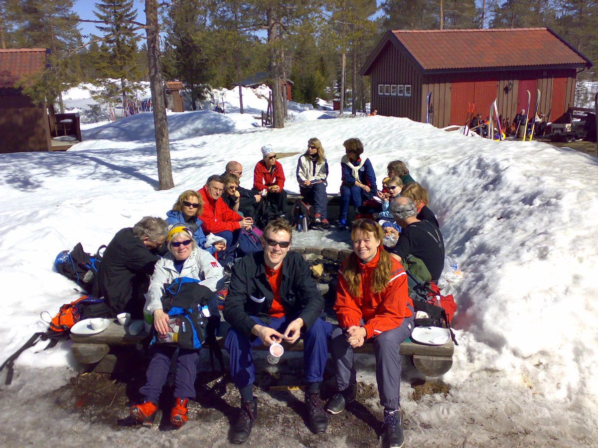 Vårtur 2008: Fornøyde deltagere på Åstjern