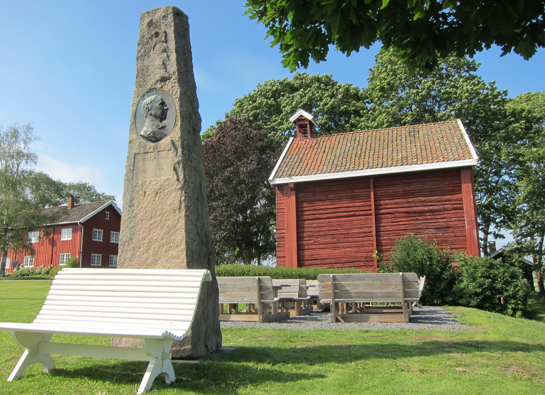 Ved statuen av Jørgen Moe på Mo gård