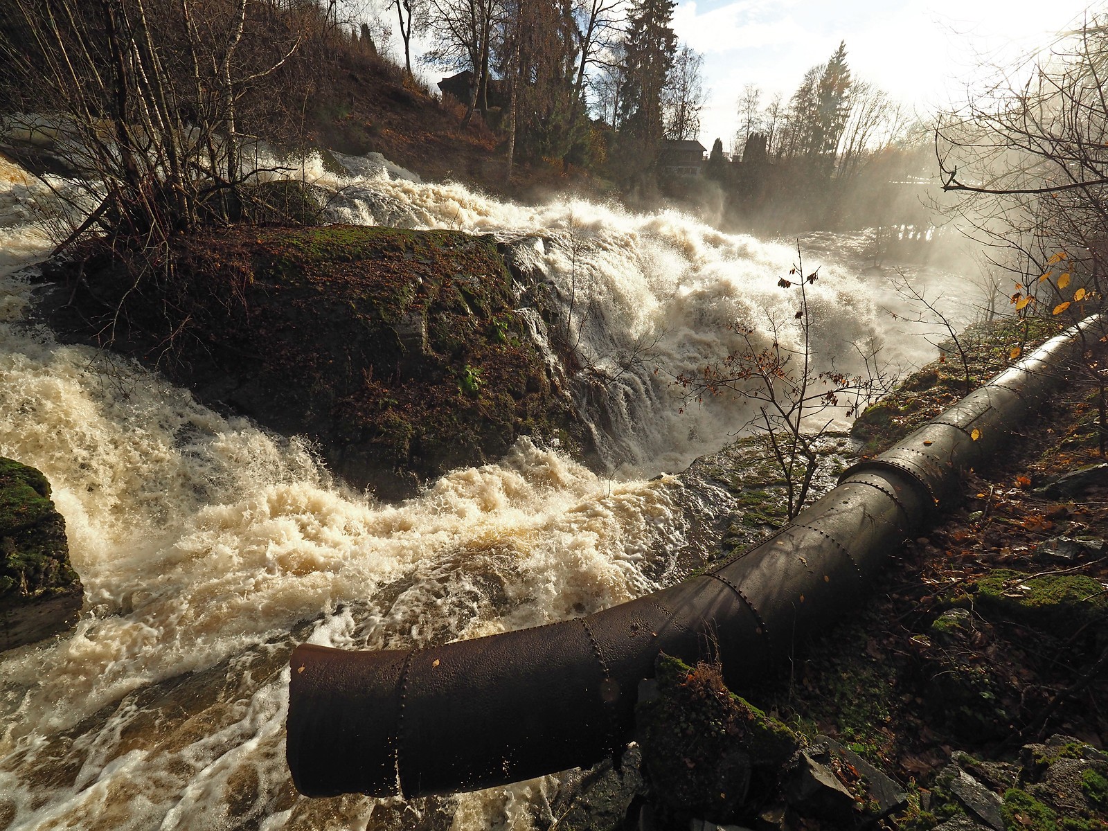 Vøyenfallet i flom 2018: fossetåke og rørledning