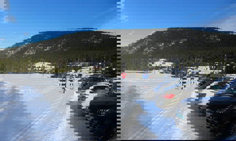 Parkering tett ved løypa